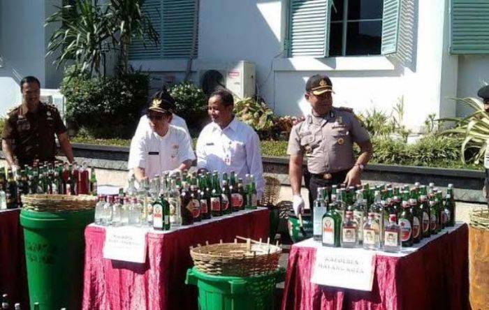 Ribuan Botol Miras di Malang Dimusnahkan Jelang Ramadhan