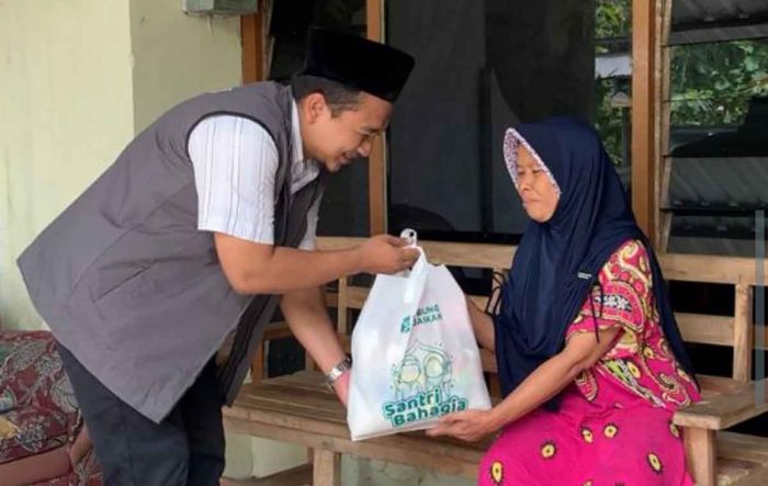 Jelang Lebaran, Lumbung Kebaikan Kediri Berbagi Bingkisan Lebaran untuk Lansia