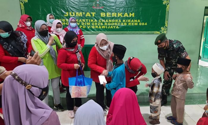 Jumat Berkah, Persit Kartika Candra Kirana Cabang XLV Kodim 0826 Pamekasan Santuni Anak Yatim