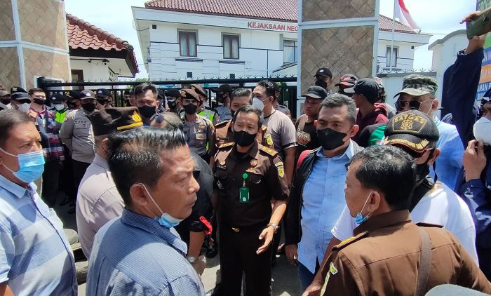 Tuding Adanya Rekayasa pada Seleksi Perangkat Desa di Kediri, Puluhan Orang Demo Kejaksaan