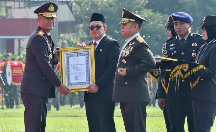 Pj Gubernur Jatim Terima Piagam dan Pin Emas dari Kapolri di Hari Bhayangkara ke-78