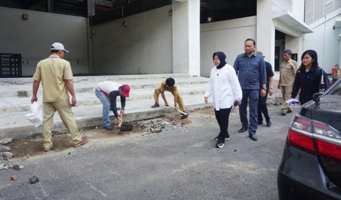 Sidak ke Teluk Kali Lamong, Risma Mampir ke GBT