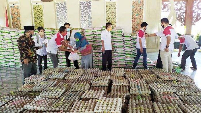 Peduli Covid-19, Bupati Pamekasan Bagikan 1.823 Paket Sembako ke PKL Hingga Wartawan