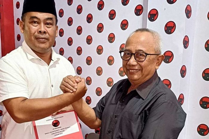 Mantan Wabup Bondowoso Ambil Formulir Penjaringan Calon Bupati di DPC PDIP Blitar