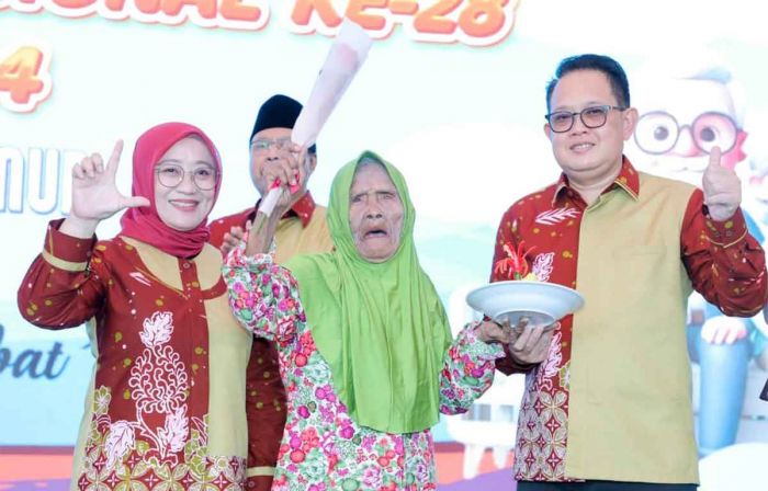 Pj Gubernur Jatim Peringati HLUN 2024 Bersama 400 Lansia