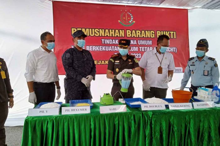 Kejari Tuban Musnahkan Barang Bukti Tindak Kejahatan Selama 2022-2023