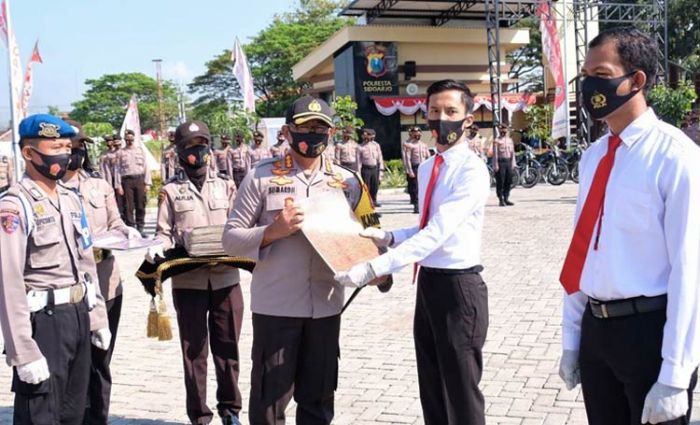 Kapolresta Sidoarjo Berikan Penghargaan 40 Anggotanya