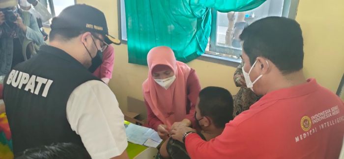 Didampingi Bupati Kediri, Kepala BIN Jatim Tinjau Vaksinasi Pelajar Dosis Kedua