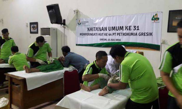 Libur Sekolah, Petrokimia Gresik Khitan Gratis 275 Anak