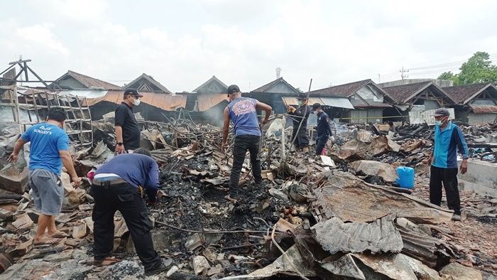 Cari Penyebab Kebakaran, ​Tim Labfor Polda Jatim Gelar Olah TKP di Pasar Ngadiluwih Kediri