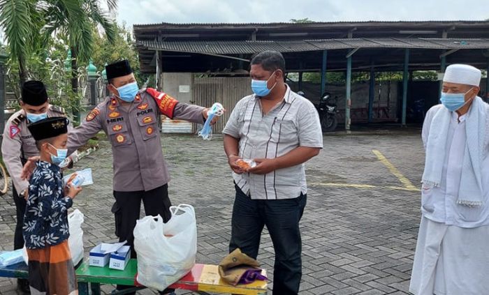 Bagi-Bagi Masker, ​Kapolsek Gedangan Edukasi Warga Soal Prokes 5M