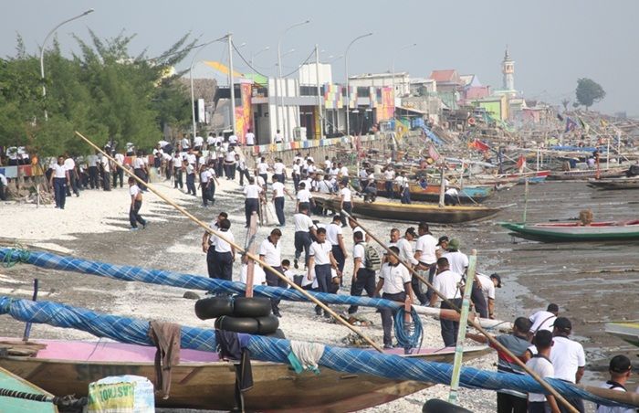 Sambut Hari Dharma Samudera, Prajurit Koarmada II Bersih-bersih Pantai Kenjeran