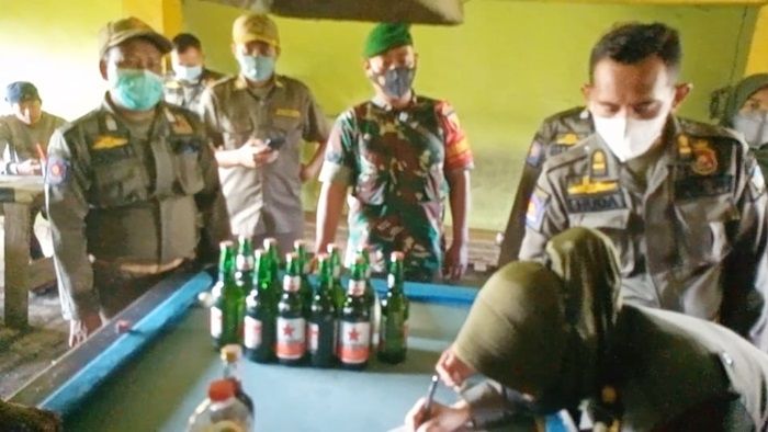 Gelar Operasi Gabungan, Dispol PP Gresik Amankan Ratusan Miras dari Sejumlah Warung di Wringinanom