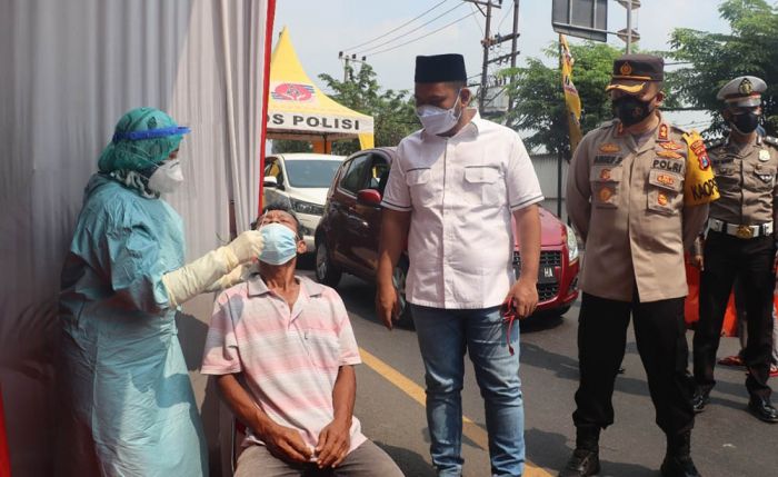 Bupati Gus Yani Pantau Swab Antigen di Pos Penyekatan PPKM Darurat dan Sisir Kafe