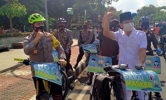 Naik Sepeda Ontel, Polres dan Forkopimda Trenggalek Bagi-Bagi Masker Gratis