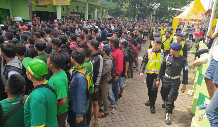 ​Final Piala Gubernur, Ribuan Bonek Antre Tiket Sejak Pagi di GOR Sidoarjo