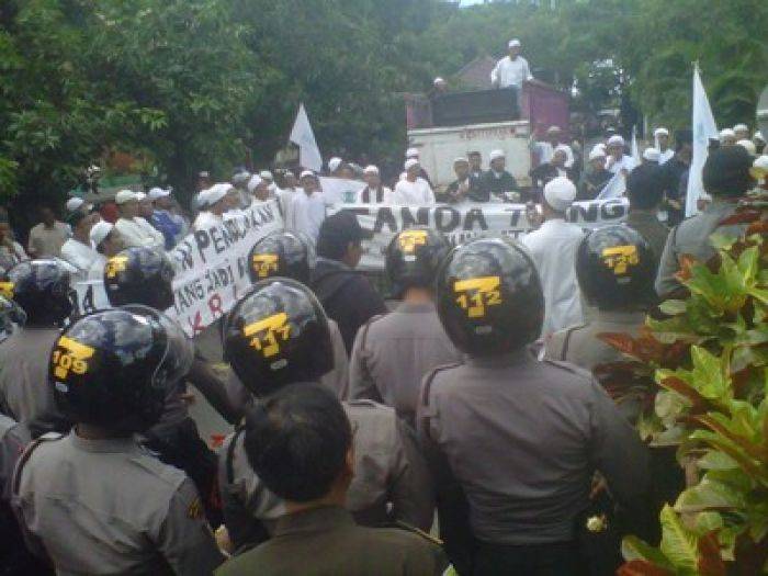 Laskar Putih-putih Demo Kejati, Empat Peleton Sabhara Disiagakan