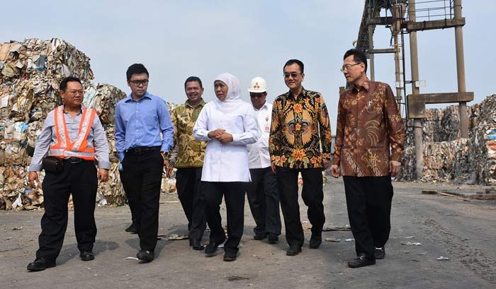 Kunjungi PT. Pakerin, Khofifah: Material Kertas Bekas Harus Bebas Plastik