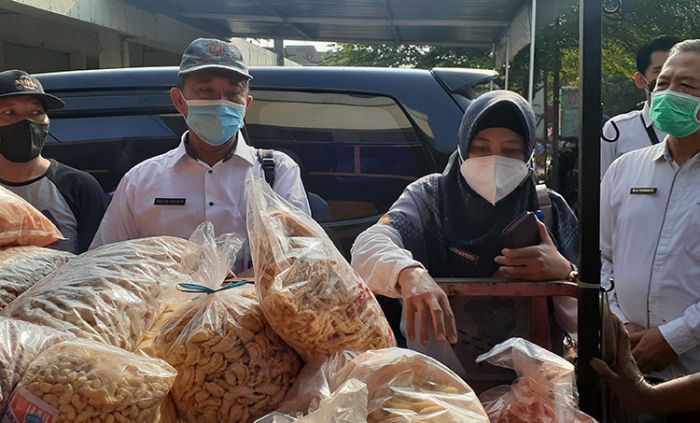 Sidak Sejumlah Pasar, Dinkes Kabupaten Mojokerto Ambil Sampel Mamin untuk Diteliti