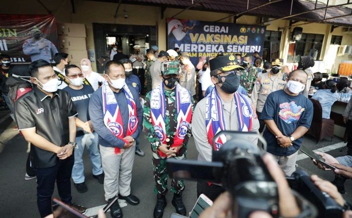 Kapolda Jatim dan Pangdam V Brawijaya Apresiasi Aremania Pelopor Vaksinasi