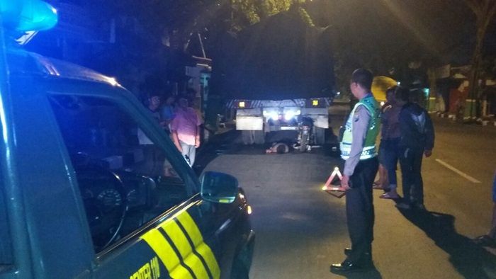 ​Kecepatan Tinggi, Pemotor Tabrak Truk Parkir Hingga Tewas di Tuban