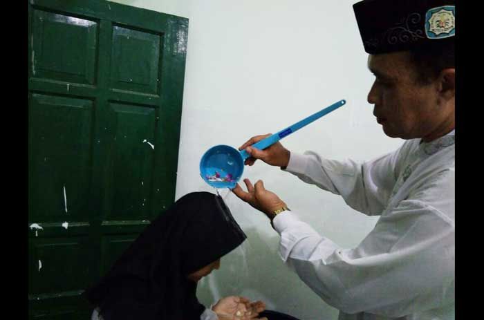 Hadapi UN, Ratusan Siswa SMANU 2 Gresik Ritual Mandi Kembang