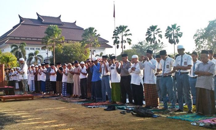 Diimami Ketua MUI Pamekasan, Ratusan Siswa SMA dan SMK Salat Minta Hujan