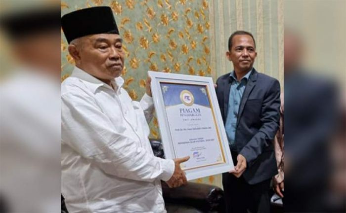 Peduli Terhadap Dunia Pendidikan, Kiai Asep Dianugerahi Penghargaan Tokoh Pendidikan Islam Kultural