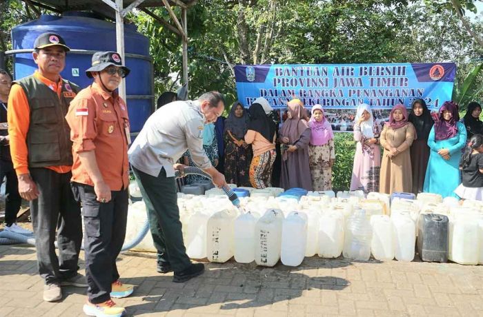 Atasi Kekeringan di Kabupaten Mojokerto, BPBD Jatim Droping Air Bersih dan Serahkan Bantuan Logistik