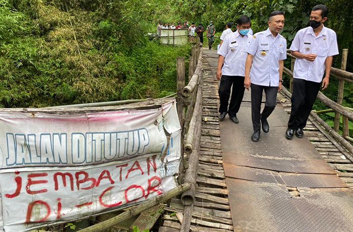 Wakil Bupati Blitar Tinjau Jembatan Putus di Desa Dawuhan