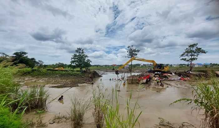 DPUTR Gresik Perbaiki Tanggul Jebol di Desa Jono dan Keruk Kali Lamong