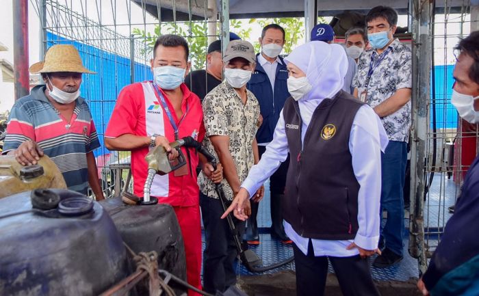 Tinjau Ketersediaan Solar Bagi Nelayan di PPN Brondong, Gubernur Khofifah Pastikan Stok Aman