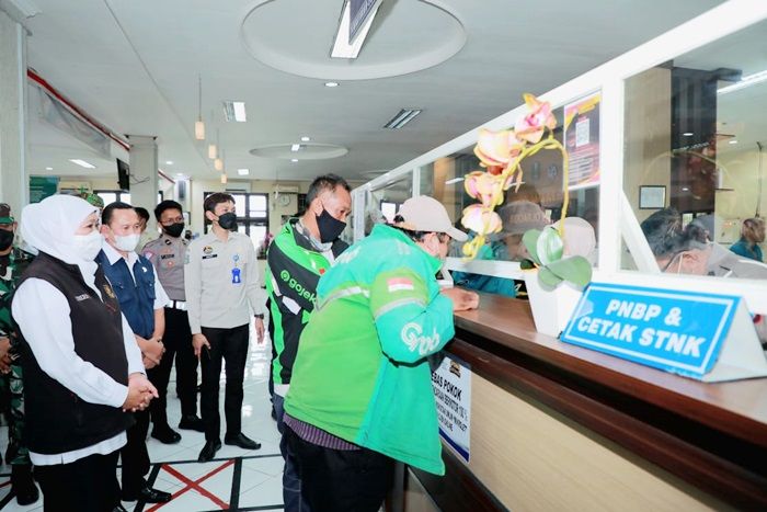 Salurkan Program Perlindungan Sosial di Sidoarjo, Khofifah: Segera untuk Ringankan Beban Masyarakat