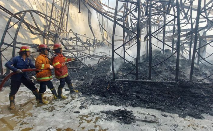 Butuh 12 Jam untuk Padamkan Kebakaran Gudang Logistik Marketplace di Taman Sidoarjo