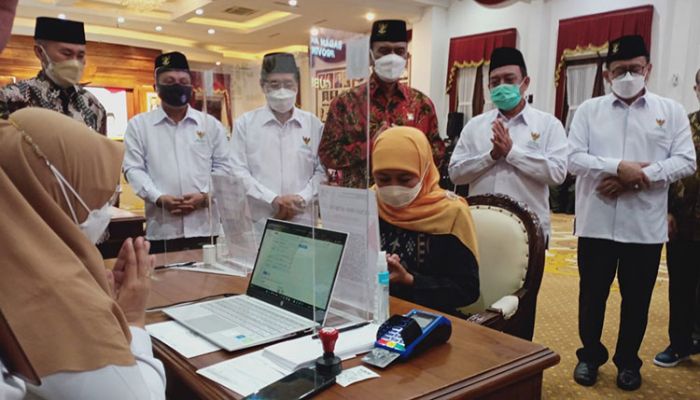 Gubernur Khofifah Tunaikan Zakat di Baznas Jatim