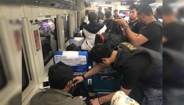 Aksi Sweeping People Power di Stasiun Jember Bikin WNA Kebingungan