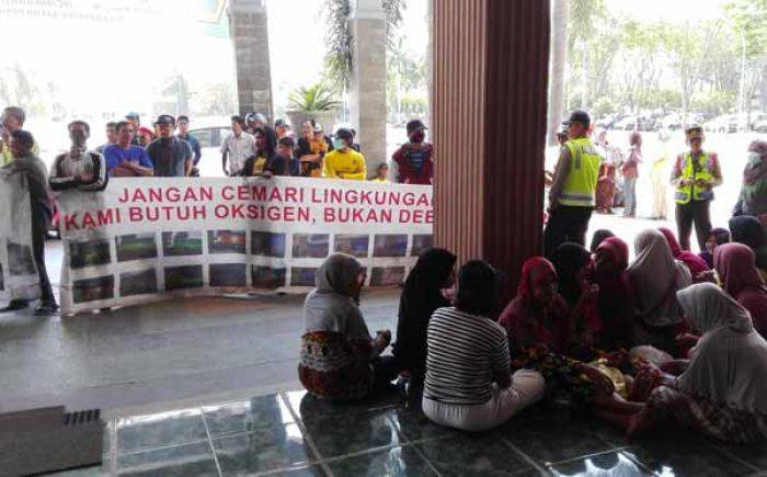 Tagih Janji, Warga kembali Demo Kantor Bupati Desak PT Gresik Jasatama Ditutup