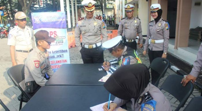 Awali Ops Keselamatan Semeru 2019, Satlantas Polresta Sidoarjo Tilang Dua Polisi