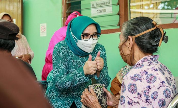 Beri Perhatian Khusus Vaksinasi Lansia, Ketua PKK Surabaya Datangi Puskesmas Satu per Satu