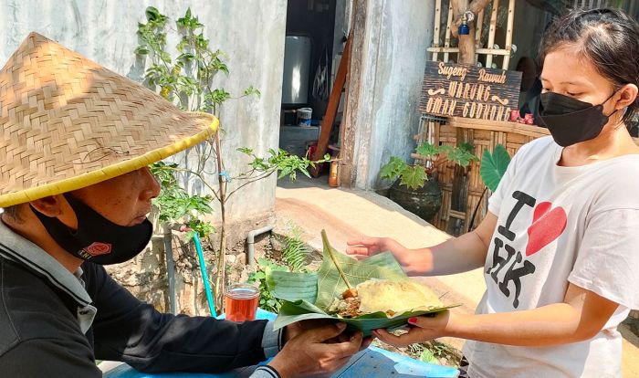 Jop Sepi Akibat Pandemi, Fotografer Beralih Jual Nasi Pecel Godong Jati, ini Keistimewaannya