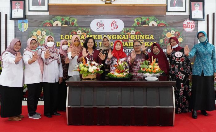 Peringati Hari Ibu, Pemkab Kediri Gelar Lomba Hingga Pameran Pakaian Khas