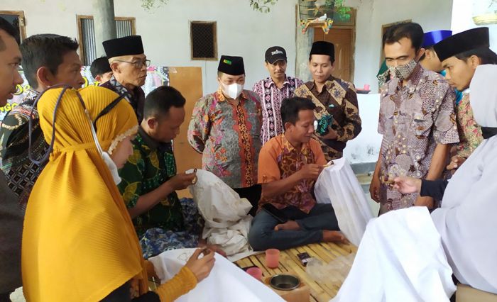 Grup WA Info Pamekasan Gelar Gebyar Mencanting Bersama, Peringati Hari Batik Nasional