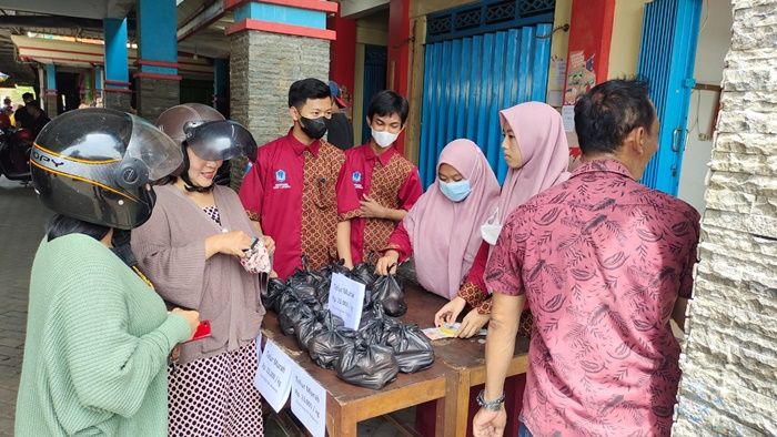 Harga Telur Melambung, ​Warga Serbu Operasi Pasar Telur Ayam di Pasar Kedung Maling Mojokerto