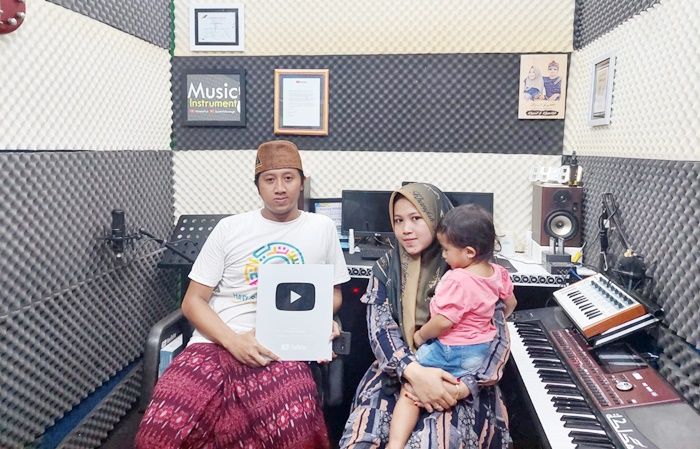 ​Lewat Selawat, Pasutri ini Raih Plakat Silver Play Button dari Youtube