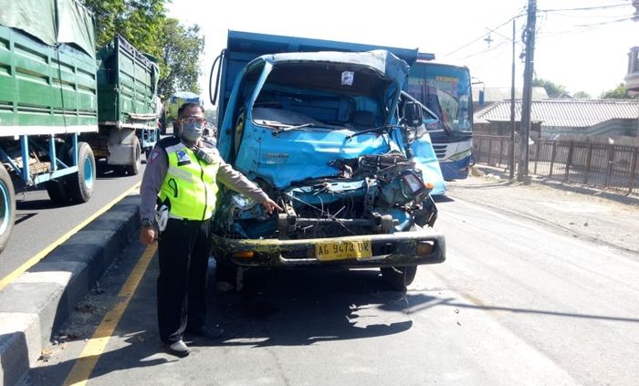 Kecelakaan di Raya Sidorejo Krian, Truk Ringsek Usai Dipepet dan Dihantam Sesama Truk