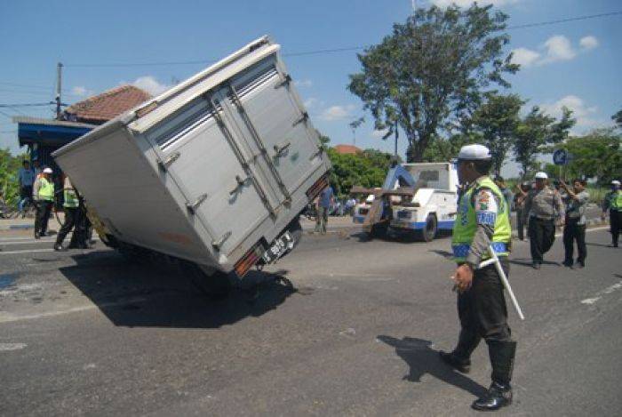 Hindari Motor, Truk Box Terguling, Raya Jombang Macet