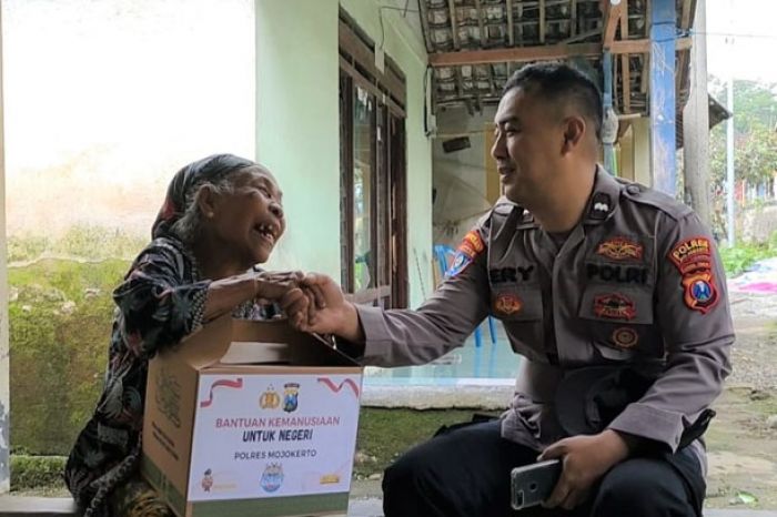 Polres Mojokerto Salurkan Bantuan Sosial untuk Warga Trawas 