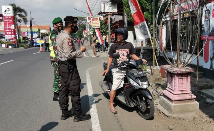 Petugas Gabungan Buru Warga Kota Blitar yang Percaya Diri Tak Pakai Masker di Jalanan