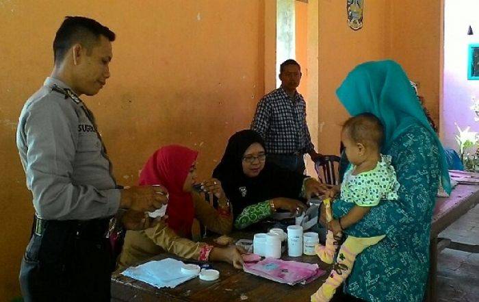 Cegah Vaksin Palsu, Polsek Bondowoso Pantau Kegiatan Posyandu