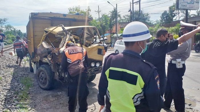 Tiba-tiba Mogok di Atas Rel, Truk Muat Batu Dihantam KA Gajayana, Sopir Luka Parah